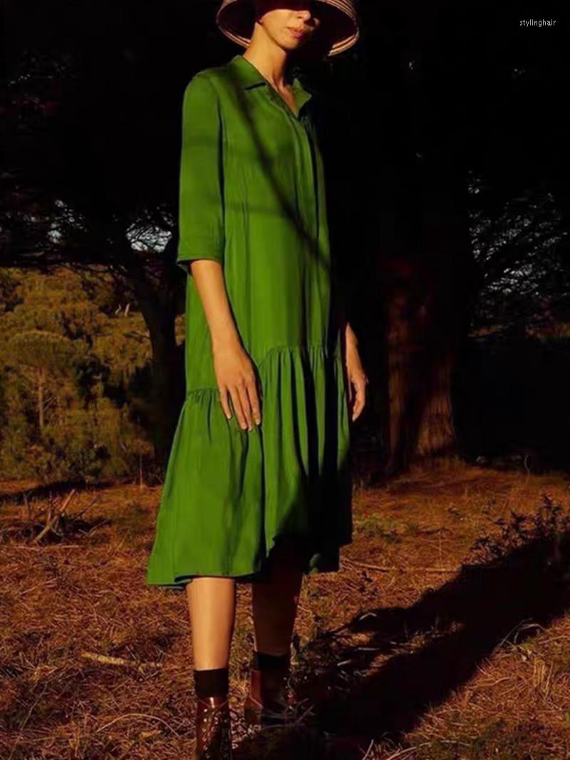 Party Dresses 2023 Early Spring Silk Women Turn-Down Collar Covered Button Loose Fashion Green Hem Ruffles Dress
Party Dresses 2023 Early Spring Silk Women Turn-Down Collar Covered Button Loose Fashion Green Hem Ruffles Dress