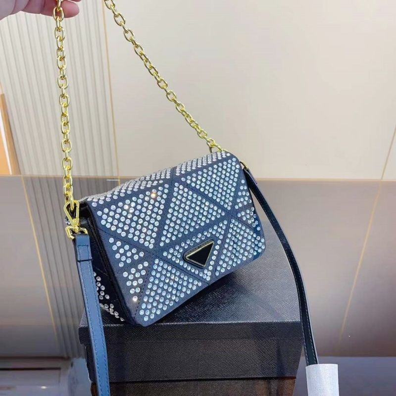 Rhinestone Women Bags Shining Gold Chain small flap 5A designer bag luxury handbag crossbody bags Bling Bling triangle Purses dinner party shoulder Armpit wallet
Rhinestone Women Bags Shining Gold Chain small flap 5A designer bag luxury handbag crossbody bags Bling Bling triangle Purses dinner party shoulder Armpit wallet