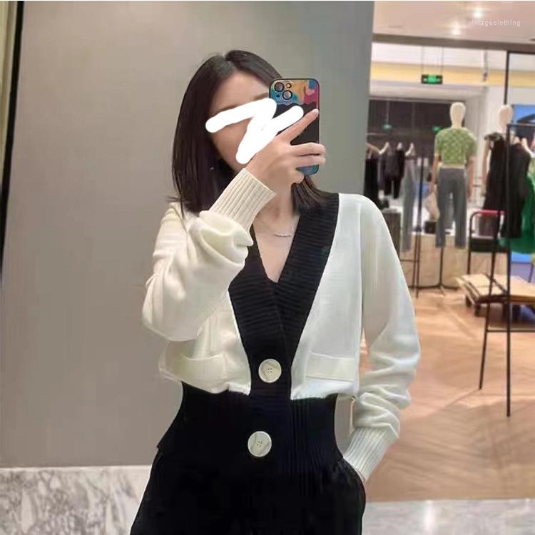 Women's Knits Korean Fashion Short Sweater Black White Contrast V-Neck Cardigan Jacket Women's Top Autumn 2023
Women's Knits Korean Fashion Short Sweater Black White Contrast V-Neck Cardigan Jacket Women's Top Autumn 2023