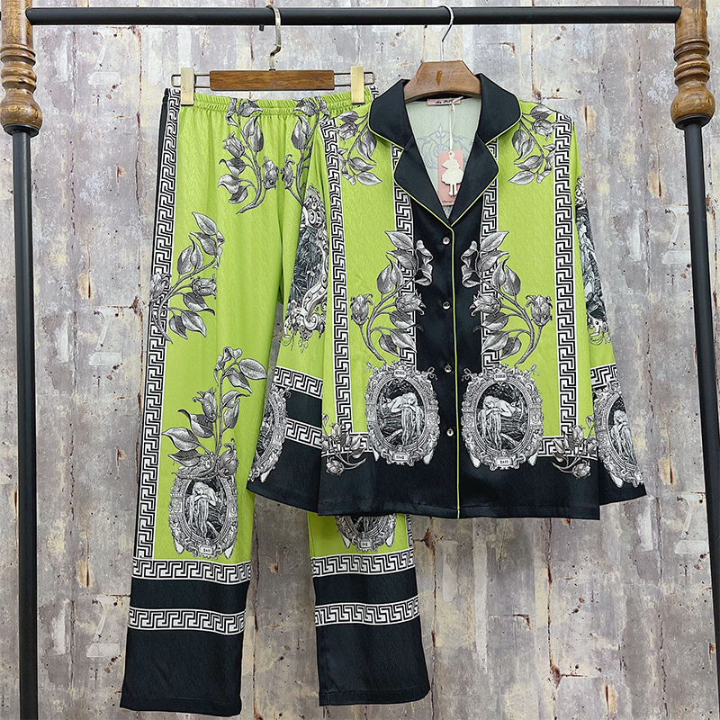 Women's Sleepwear Vintage 2023 Spring Silk Satin Printed Pajamas Set for Women 2 Pieces Long Sleeve Loose Luxury Green Nightwear 230203, Beige
Women's Sleepwear Vintage 2023 Spring Silk Satin Printed Pajamas Set for Women 2 Pieces Long Sleeve Loose Luxury Green Nightwear 230203, Beige