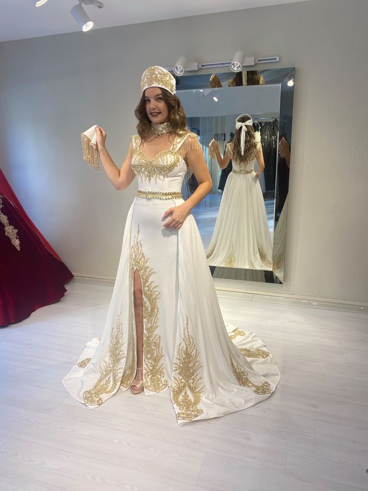 Elegant Arabic Long White Evening Dresses With Gold Lace Applique Tassel Beading Sleeveless Satin Kaftan Prom Dress 2023 Chic Long Celebrity Party Gow