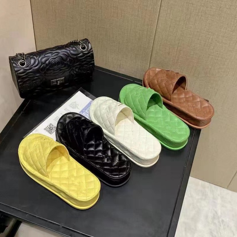 2023 summer Women Padded Sandals Flat slipper Quilted leather pool outdoor slides Thick Bottom Sandal Girl Platform casual Shoes slippers green black white, Fill postage
2023 summer Women Padded Sandals Flat slipper Quilted leather pool outdoor slides Thick Bottom Sandal Girl Platform casual Shoes slippers green black white, Fill postage