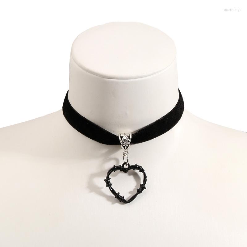 Choker Gothic Hollow Black Thorns Heart Pendant Necklace Jewellery Design Darkness Aesthetic Velvet Necklaces For Alternative Girl Gift
Choker Gothic Hollow Black Thorns Heart Pendant Necklace Jewellery Design Darkness Aesthetic Velvet Necklaces For Alternative Girl Gift