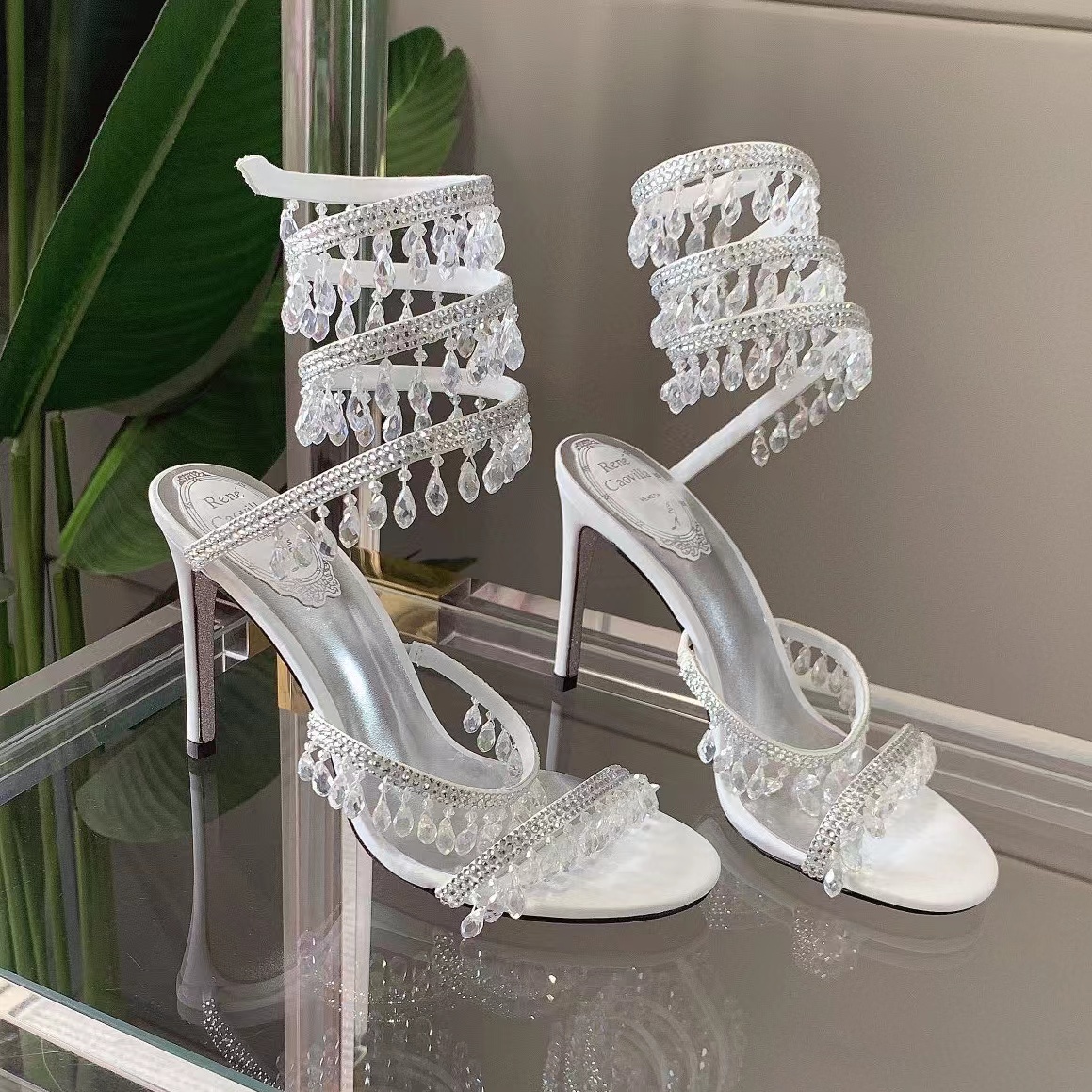 Fuchsia Flower Sandals Renecaovilla Serpentine 9.5CM high heeled shoe designers Crystal Rhinestone decoration stiletto Heel women Rome Sandal 4-12 with box, 13#
Fuchsia Flower Sandals Renecaovilla Serpentine 9.5CM high heeled shoe designers Crystal Rhinestone decoration stiletto Heel women Rome Sandal 4-12 with box, 13#