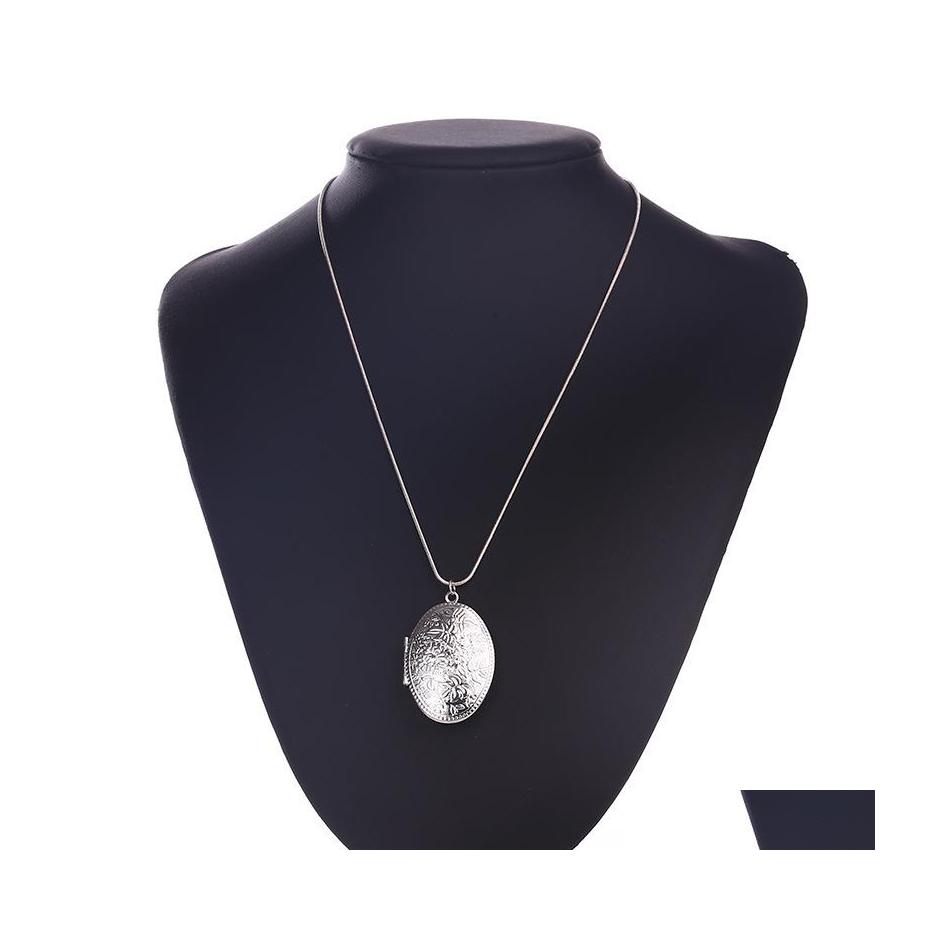 Pendant Necklaces Locket Necklace Floral Patterns Carved Oval Picture Memento Luxury Jewelry Put P Os Box Open Nanashop Drop Deliver Dhliq
Pendant Necklaces Locket Necklace Floral Patterns Carved Oval Picture Memento Luxury Jewelry Put P Os Box Open Nanashop Drop Deliver Dhliq