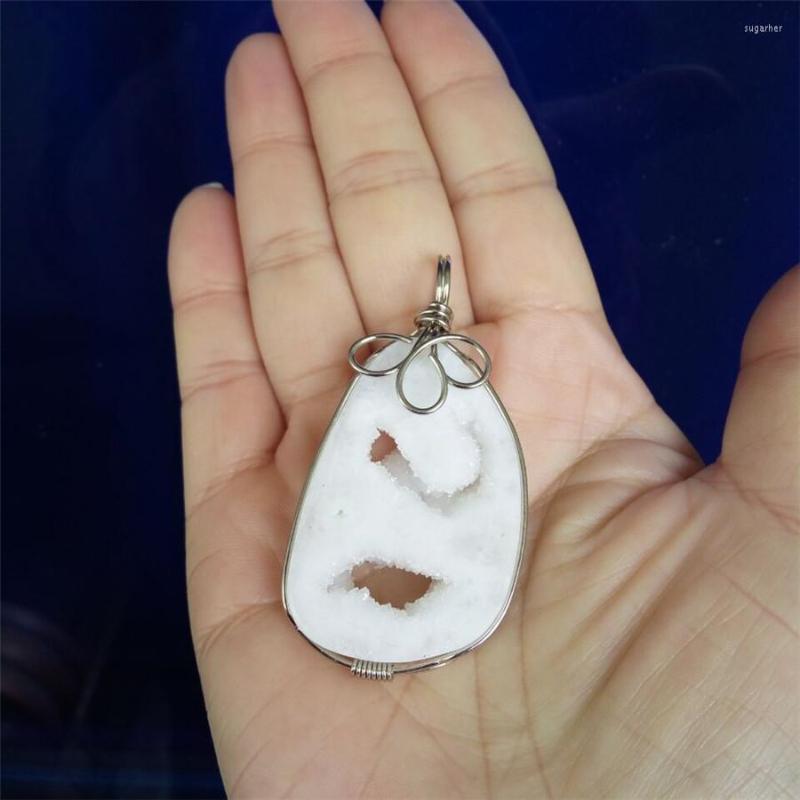 Pendant Necklaces 2023 Ly Fashion Healing Crystal Women Charms Suspension White Druzy Natural Stone 42 29 10mm
Pendant Necklaces 2023 Ly Fashion Healing Crystal Women Charms Suspension White Druzy Natural Stone 42 29 10mm