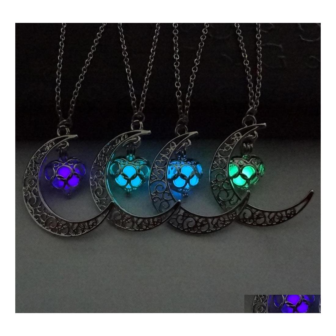 Pendant Necklaces The Moon Heart Necklace Noctilucence Glow In Dark Essential Oil Diffuser Lockets Chains Jewlery For Women Drop Del Dh9Ij
Pendant Necklaces The Moon Heart Necklace Noctilucence Glow In Dark Essential Oil Diffuser Lockets Chains Jewlery For Women Drop Del Dh9Ij