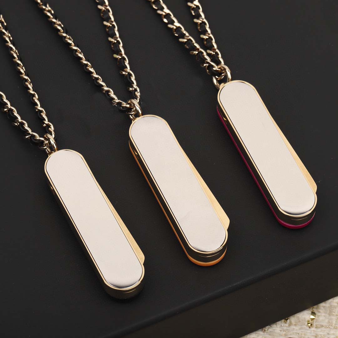 2023 Luxury quality pendant necklace with colorful and comb shape design have box stamp long chain and black genuine leather PS7546A
2023 Luxury quality pendant necklace with colorful and comb shape design have box stamp long chain and black genuine leather PS7546A
