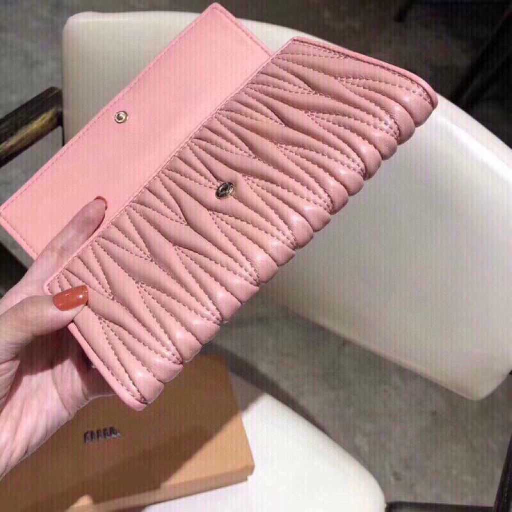 Brand Designer Purse Card Pack Handbag 2023 New Sheepskin Pleated Wallet Women's Long High Beauty Card Bag Versatile Fashion Leather Women Factory Direct Sale, Pink
Brand Designer Purse Card Pack Handbag 2023 New Sheepskin Pleated Wallet Women's Long High Beauty Card Bag Versatile Fashion Leather Women Factory Direct Sale, Pink