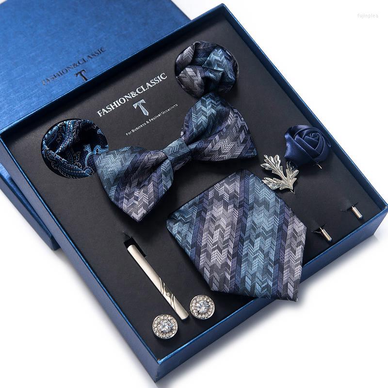 Bow Ties Est Style Holiday Gift Silk Tie Pocket Squares Cufflink Set Necktie For Men Handkerchief Box Wedding Accessories
Bow Ties Est Style Holiday Gift Silk Tie Pocket Squares Cufflink Set Necktie For Men Handkerchief Box Wedding Accessories