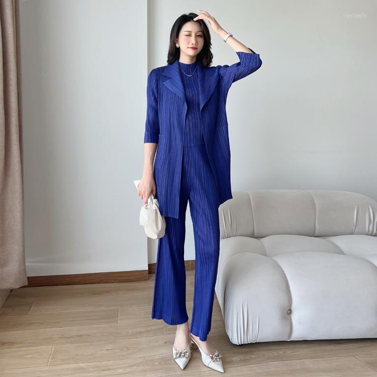 Women's T Shirts Miyake Pleated Workplace Women's Suit Spring And Autumn Atmosphere High-end Loose Three-piece, Picture color
Women's T Shirts Miyake Pleated Workplace Women's Suit Spring And Autumn Atmosphere High-end Loose Three-piece, Picture color