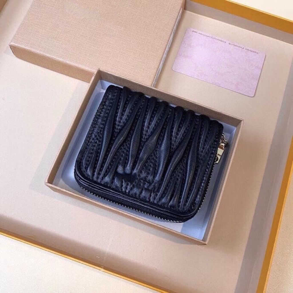 Luxury Designer change purse metal money clip Handbag Sheepskin Pleated Women's Card Short High-beauty Wallet Versatile Fashion Leather Simple Factory Direct Sale, Black
Luxury Designer change purse metal money clip Handbag Sheepskin Pleated Women's Card Short High-beauty Wallet Versatile Fashion Leather Simple Factory Direct Sale, Black