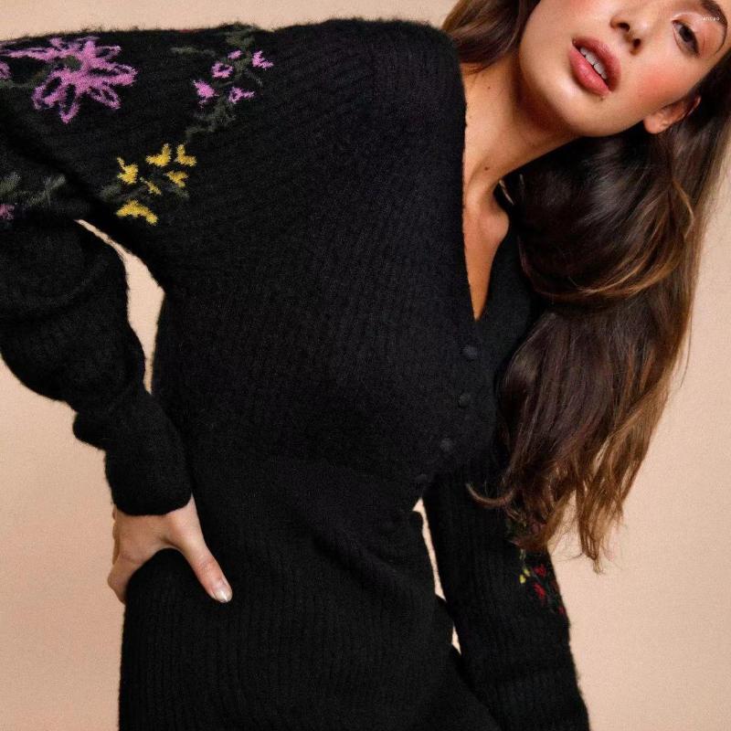 Casual Dresses Women Wool Blend Floral Embroidered Knit Black Dress V-neck Long Sleeve Temperament Ladies Slim Mini Robe
Casual Dresses Women Wool Blend Floral Embroidered Knit Black Dress V-neck Long Sleeve Temperament Ladies Slim Mini Robe