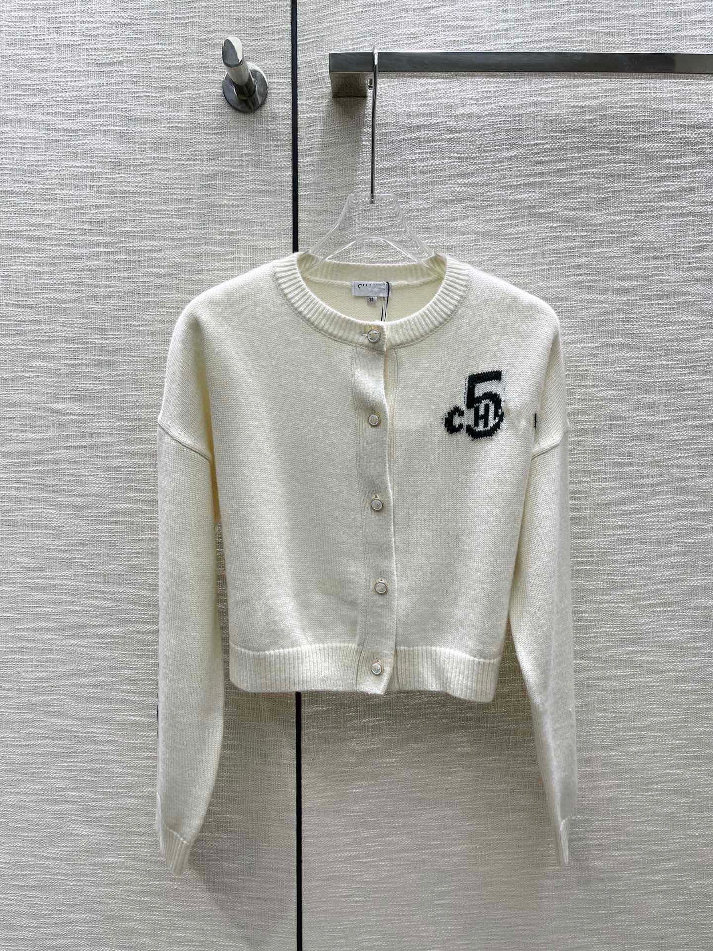 23sS top female designer sweater, high-grade sweater, the best quality ladies' coat in autumn and winter. The best quality wool cardigan sweater for women C4
23sS top female designer sweater, high-grade sweater, the best quality ladies' coat in autumn and winter. The best quality wool cardigan sweater for women C4