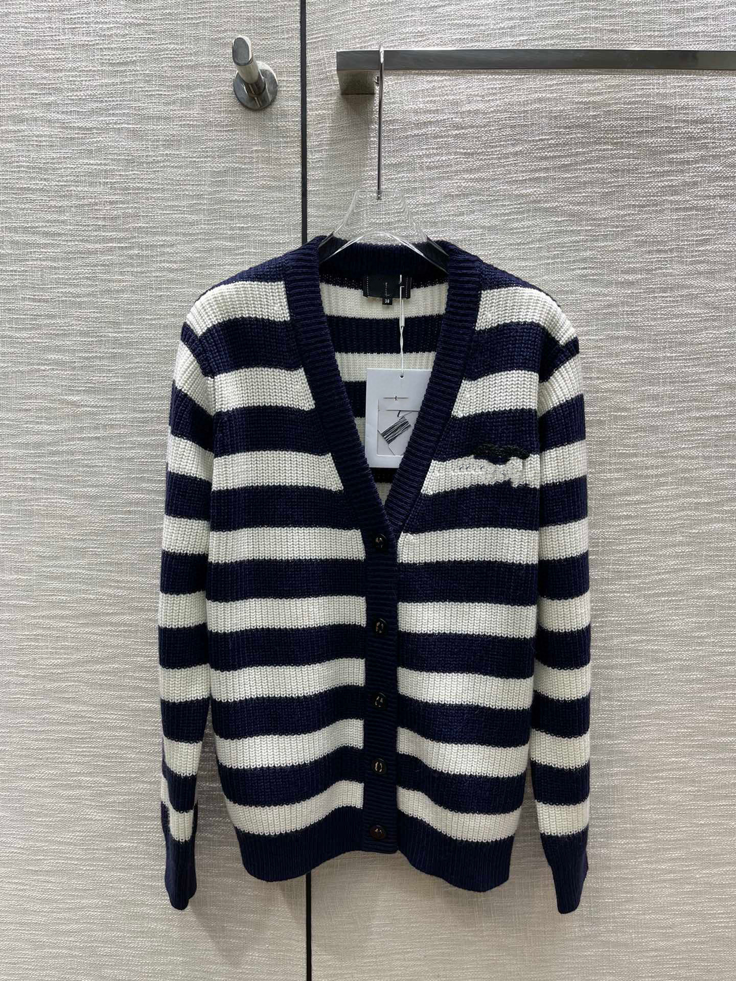 23sS top female designer sweater, high-grade sweater, the best quality ladies' coat in autumn and winter. The best quality wool cardigan sweater for women C10
23sS top female designer sweater, high-grade sweater, the best quality ladies' coat in autumn and winter. The best quality wool cardigan sweater for women C10