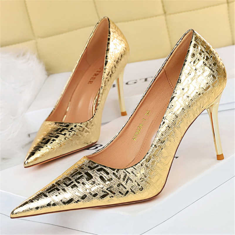 Dress Shoes 2022 Women 8.5cm High Heels Gold Silver Pumps Pointed Toe Low Heels Lady Wedding Scarpins Retro Prom Luxury Brand Design Shoes G230130, Gray
Dress Shoes 2022 Women 8.5cm High Heels Gold Silver Pumps Pointed Toe Low Heels Lady Wedding Scarpins Retro Prom Luxury Brand Design Shoes G230130, Gray