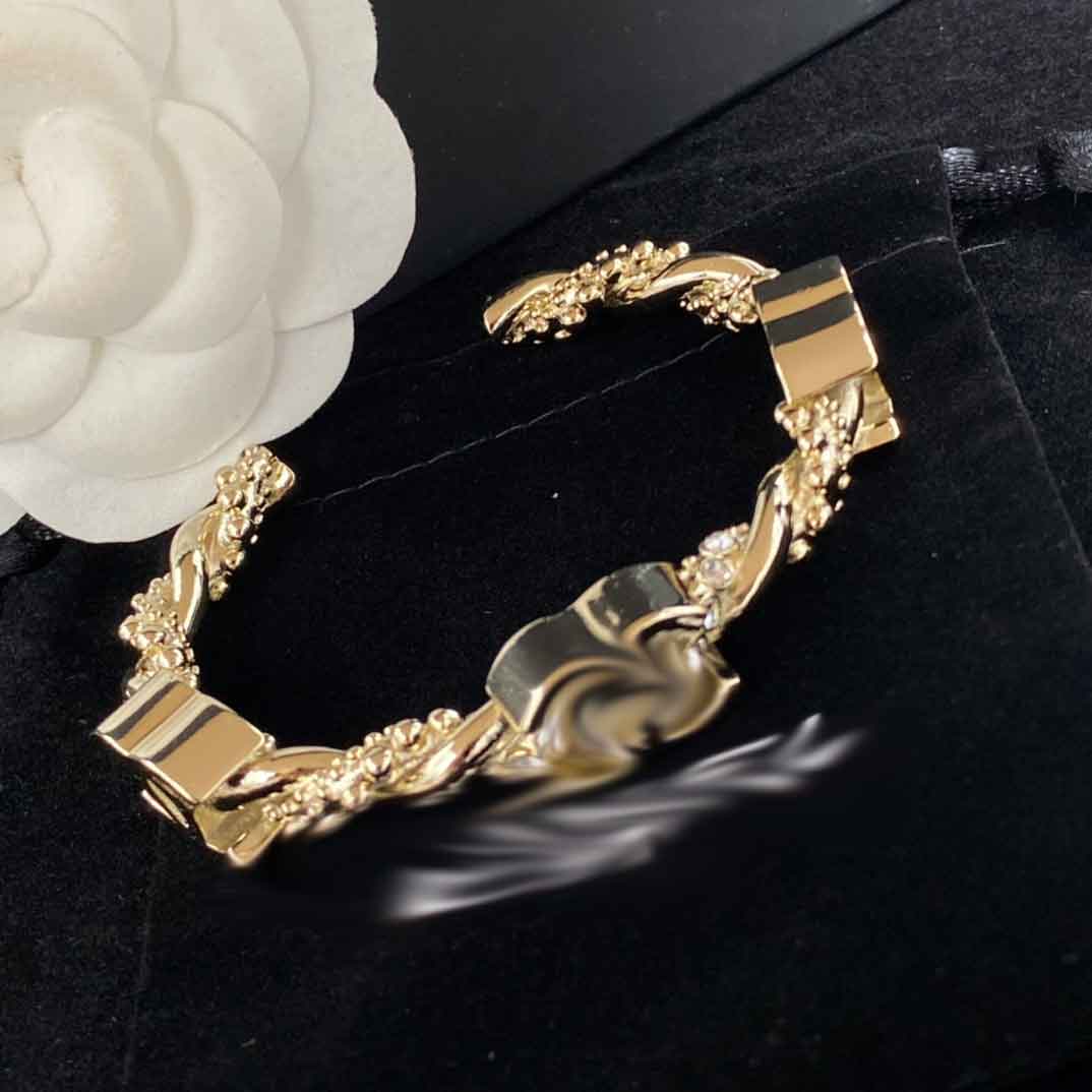10-year-old factory outlet C-type stainless steel fashion 18K gold love zircon bracelet suitable for couples to give gifts with dust bags
10-year-old factory outlet C-type stainless steel fashion 18K gold love zircon bracelet suitable for couples to give gifts with dust bags