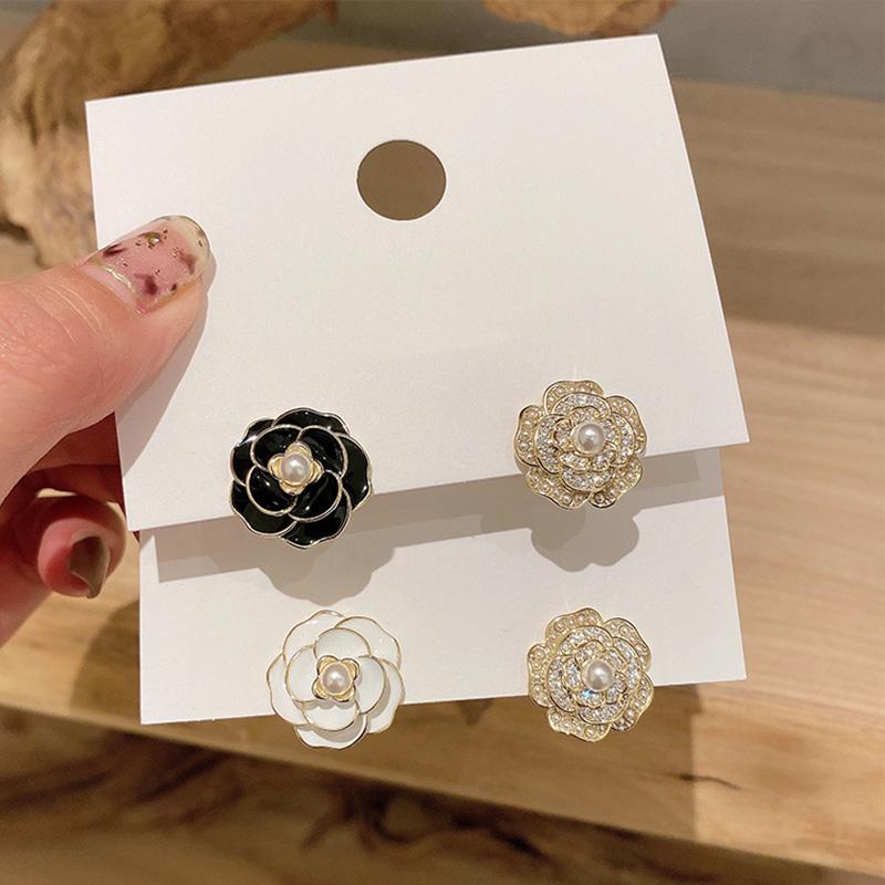 Stud Earrings 2023 Arrive Asymmetric Flower Rose White Black Rhinestone Pearl Elegant Camellia Fashion Jewelry For Women
Stud Earrings 2023 Arrive Asymmetric Flower Rose White Black Rhinestone Pearl Elegant Camellia Fashion Jewelry For Women