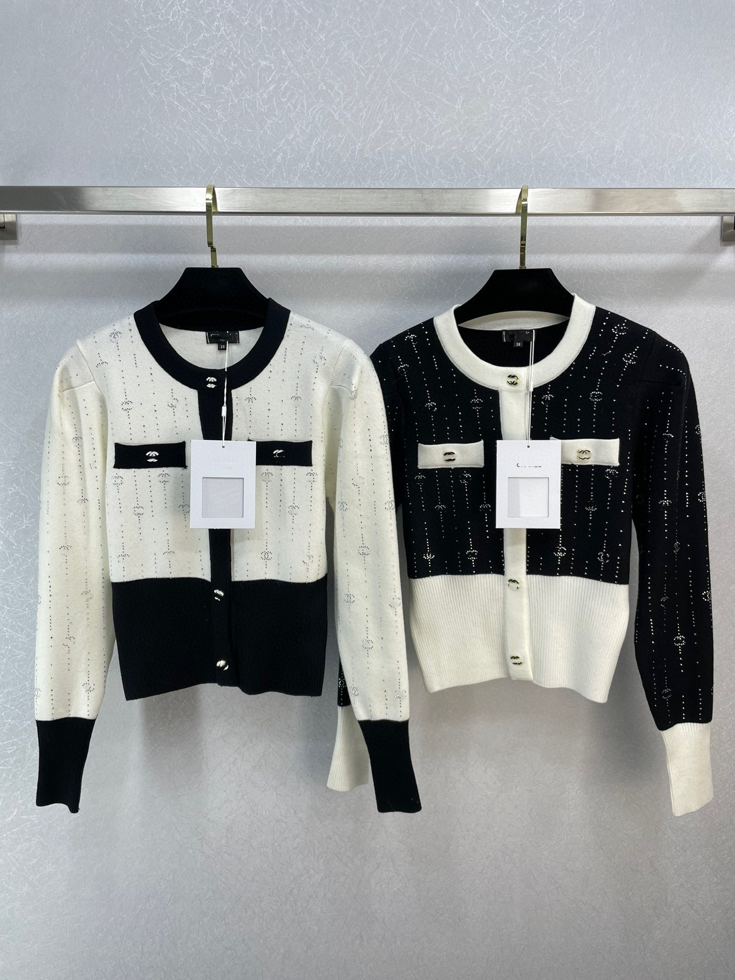 23sS top female designer sweater, high-grade sweater, the best quality ladies' coat in autumn and winter. The best quality wool cardigan sweater for women C8
23sS top female designer sweater, high-grade sweater, the best quality ladies' coat in autumn and winter. The best quality wool cardigan sweater for women C8