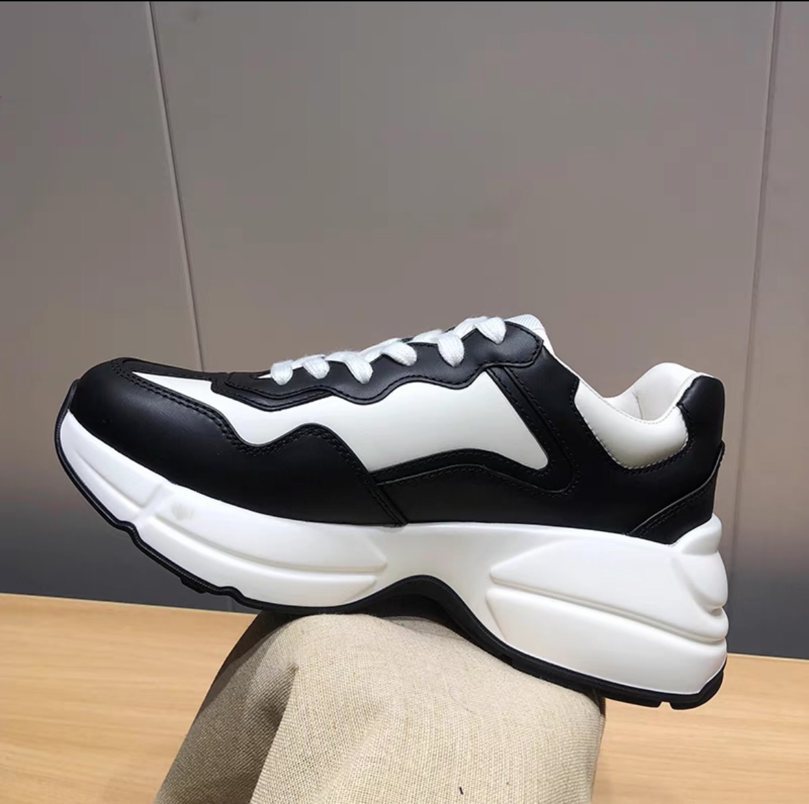 Rhyton Casual Shoes Mens Black Trainers 620185 99WF0 4371 Vintage Luxury Chaussures Ladies Designer Sneakers 30 Colors