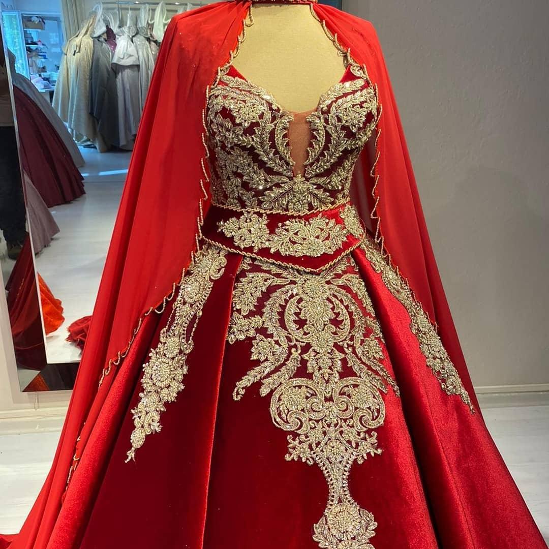 Elegant Arabic Red Long Celebrity Evening Dresses With Wrap Gold Lace Applique V-Neck Sleeveless A-Line Prom Dress Dubai Kaftan Women Formal Party Gow