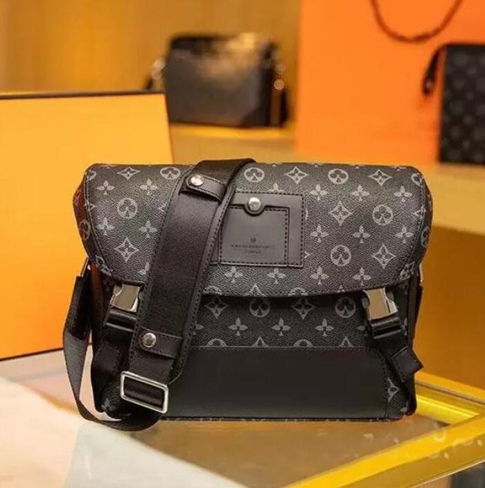 Size 36x6x25cm luxury designers mens Shoulder bags Purses Classic fashion men messenger bags Leather cross body bag school bookbag should crossbody bag Cover 9907, Nn--dust bag
Size 36x6x25cm luxury designers mens Shoulder bags Purses Classic fashion men messenger bags Leather cross body bag school bookbag should crossbody bag Cover 9907, Nn--dust bag