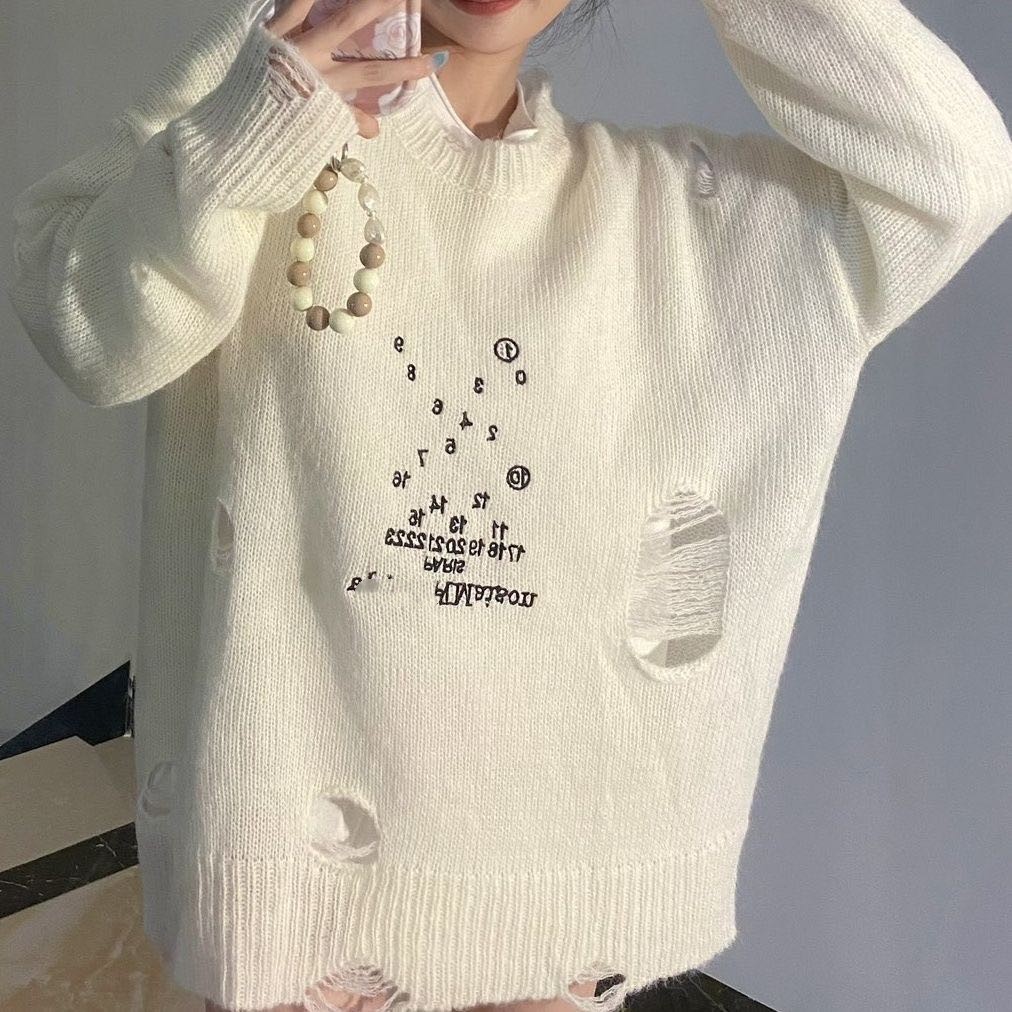 Top version MM6 sweater women margiela embroidered letters broken hole knitting wool round neck long sleeve sweater, White
Top version MM6 sweater women margiela embroidered letters broken hole knitting wool round neck long sleeve sweater, White