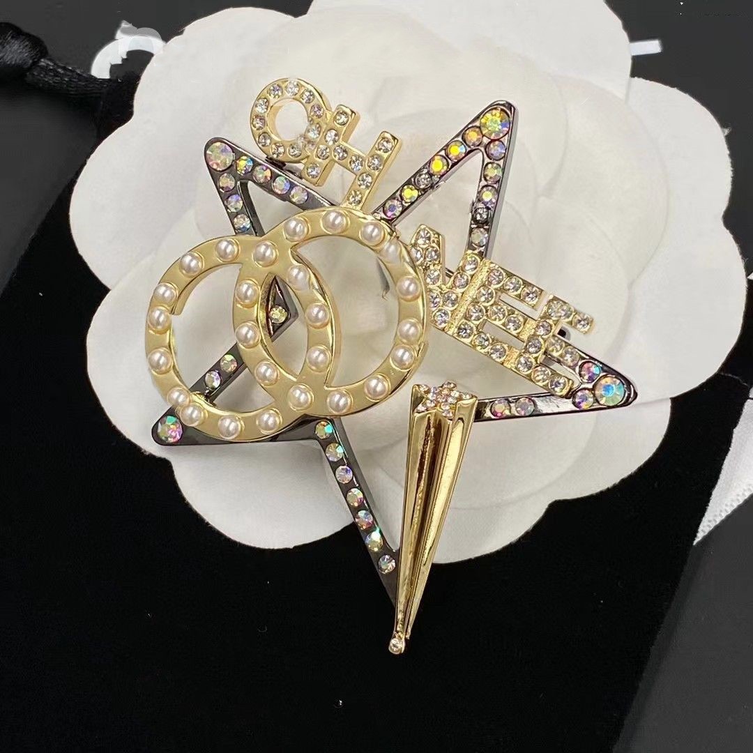 Luxury Women Men Designer Brand Letter Brooches 18K Gold Plated Inlay Crystal Rhinestone Jewelry Brooch Charm Pearl Pin Marry Christmas Party Gift Accessorie86
Luxury Women Men Designer Brand Letter Brooches 18K Gold Plated Inlay Crystal Rhinestone Jewelry Brooch Charm Pearl Pin Marry Christmas Party Gift Accessorie86