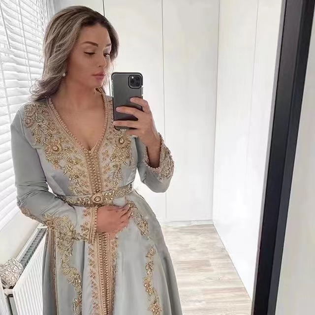 Elegant Moroccan Kaftan Long Evening Dresses V-neck Gold Lace Applique Crystals Beaded Floor Length A-Line Formal Event Gowns Arabic Dubai Muslim Isla