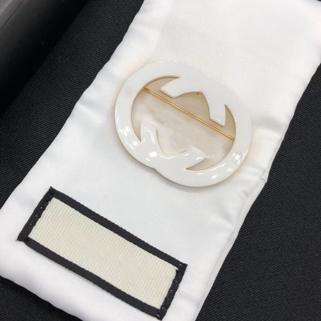Fashion white enamel Pin brooch Men's and women's same style double G letter interlocking brooch used for double suit sweater dresses brand designer jewelry
Fashion white enamel Pin brooch Men's and women's same style double G letter interlocking brooch used for double suit sweater dresses brand designer jewelry