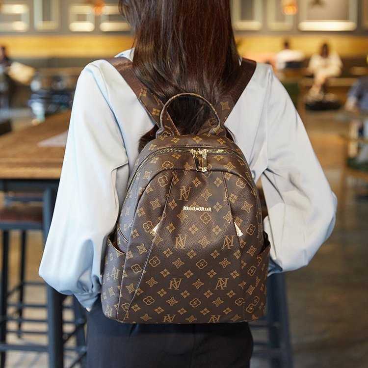 The new fashion version women's soft leather backpack flower large capacity women's schoolbag, Brown 1
The new fashion version women's soft leather backpack flower large capacity women's schoolbag, Brown 1