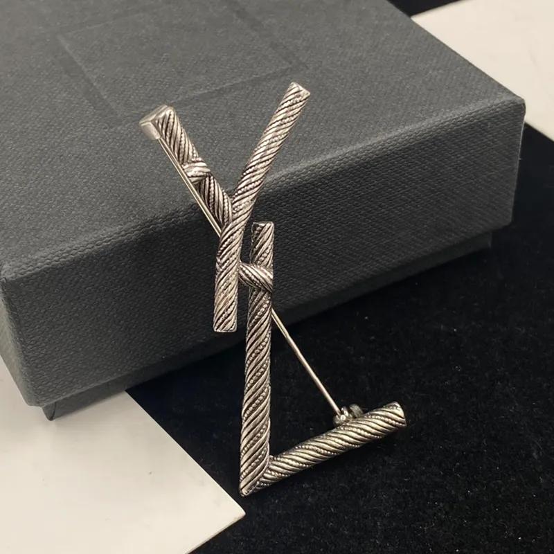Designer Brooch For Women Mens Silver Broochs Letters Luxurys Broche Pins Delicate Attractive Jewelry Stainless Steel Brooch 2223333D
Designer Brooch For Women Mens Silver Broochs Letters Luxurys Broche Pins Delicate Attractive Jewelry Stainless Steel Brooch 2223333D