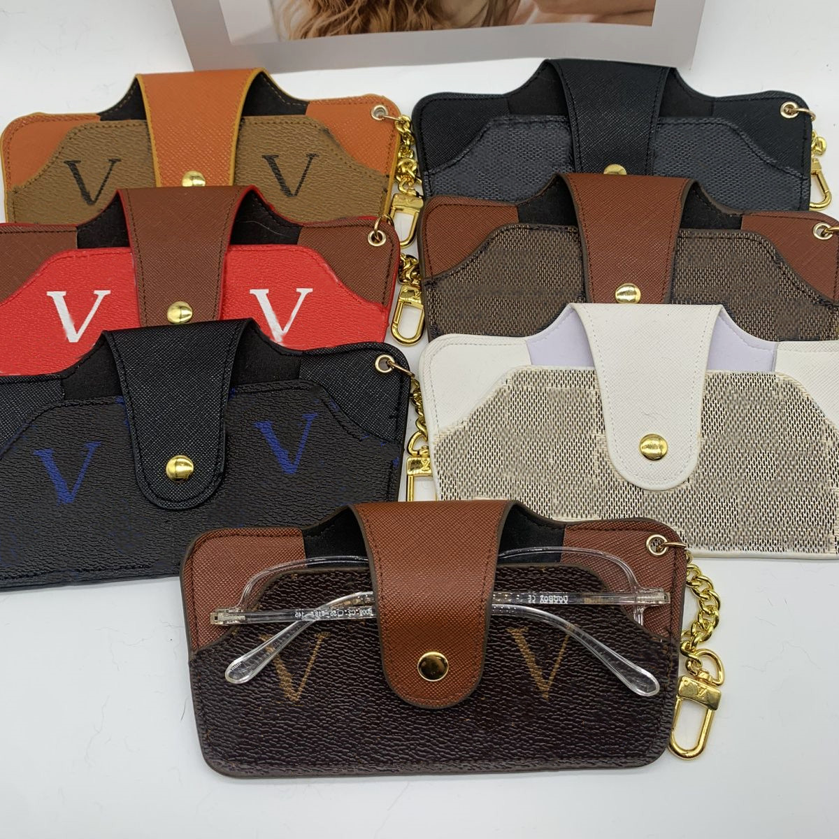 Designer Keychains Sun Glasses Case PU Leather Key Chain KeyRing Holder Brand Luxury Letter Printing Car Pendant Buckle Men Women Accessories 10 Style with Gift Box
Designer Keychains Sun Glasses Case PU Leather Key Chain KeyRing Holder Brand Luxury Letter Printing Car Pendant Buckle Men Women Accessories 10 Style with Gift Box