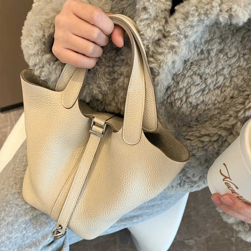 H Women Thread Bags Bucket 18 22cm Bag Basket Women's Picotn Wax Locks Sewing Designer 2023 Handbag Zel4 Pn Wki5, Powder 18cm gold
H Women Thread Bags Bucket 18 22cm Bag Basket Women's Picotn Wax Locks Sewing Designer 2023 Handbag Zel4 Pn Wki5, Powder 18cm gold