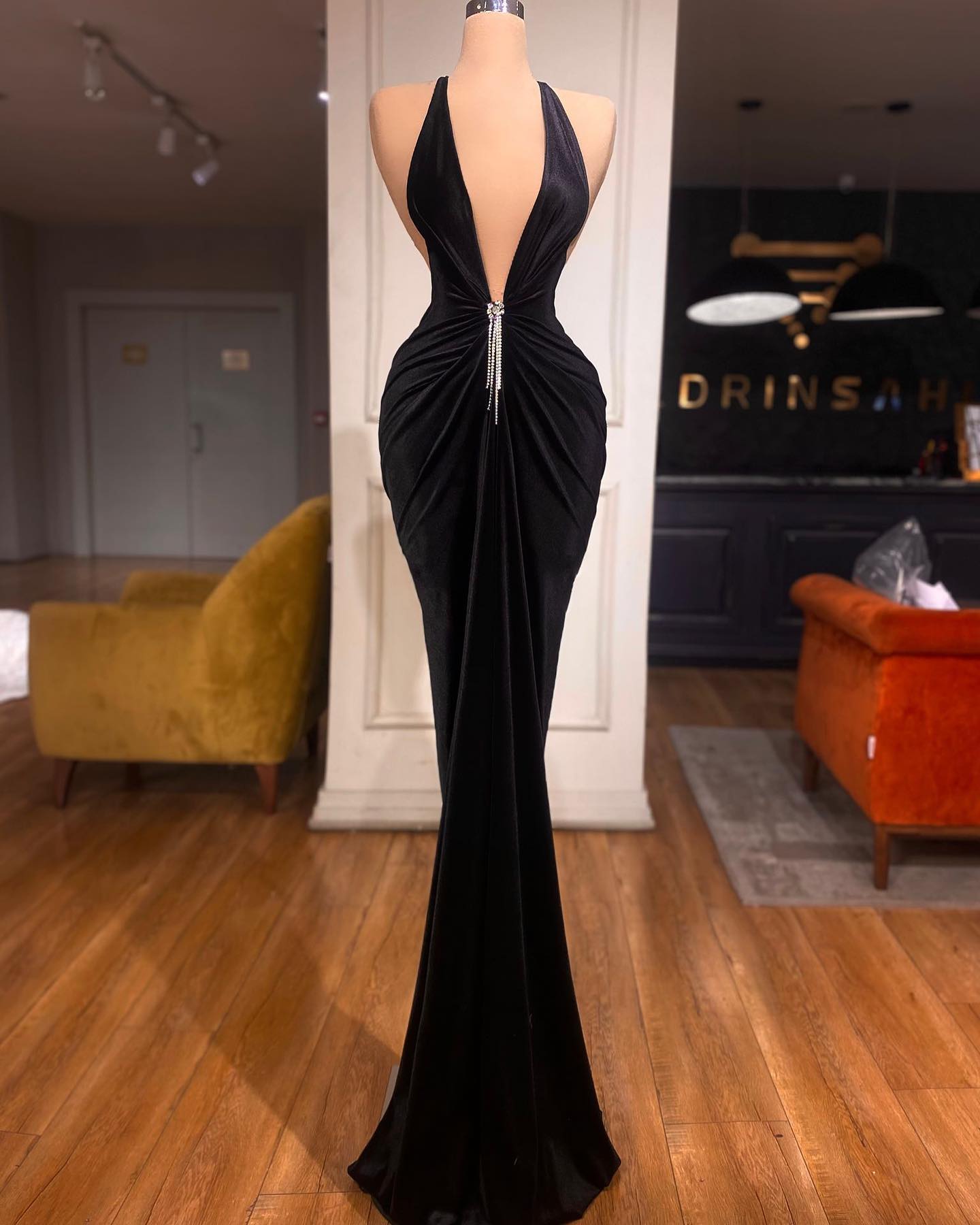 Sexy Black Women Evening Dresses With Deep V-Neck Solid Color Halter Dress Sleeveless Party Special Occasion Prom Gowns