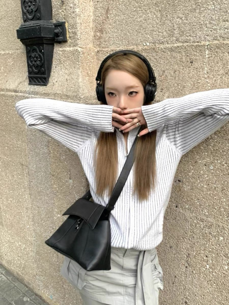 Women's Knits Tees Vintage Zip Up Cardigan Womens Coats Korean Knitted Streetwear Stand Collar Sweaters 2023 Slim All Match Striped Y2k Jackets 2