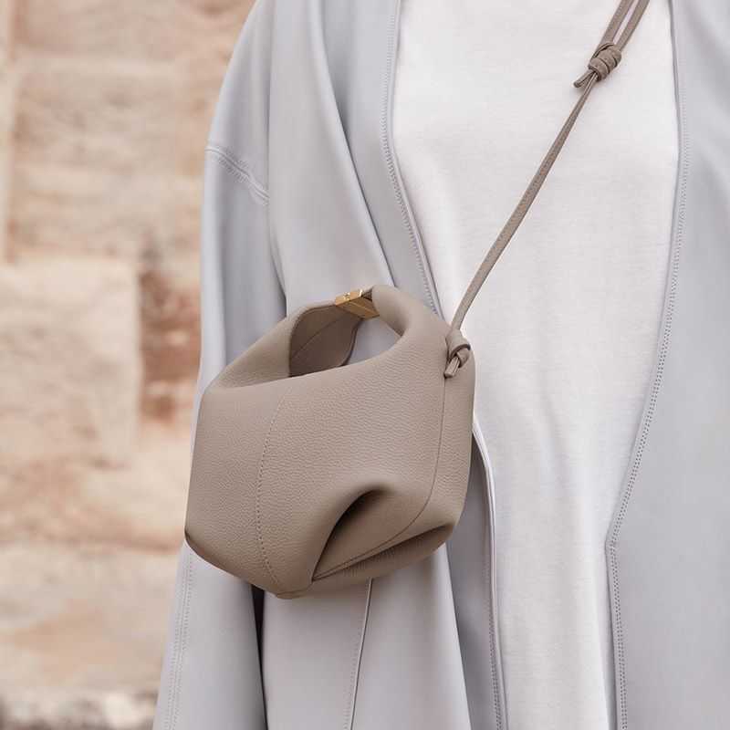 Niche design bag Museum French polene bag women's 2022 new fashion leather poleno One Shoulder Messenger Bag, Black gift box
Niche design bag Museum French polene bag women's 2022 new fashion leather poleno One Shoulder Messenger Bag, Black gift box