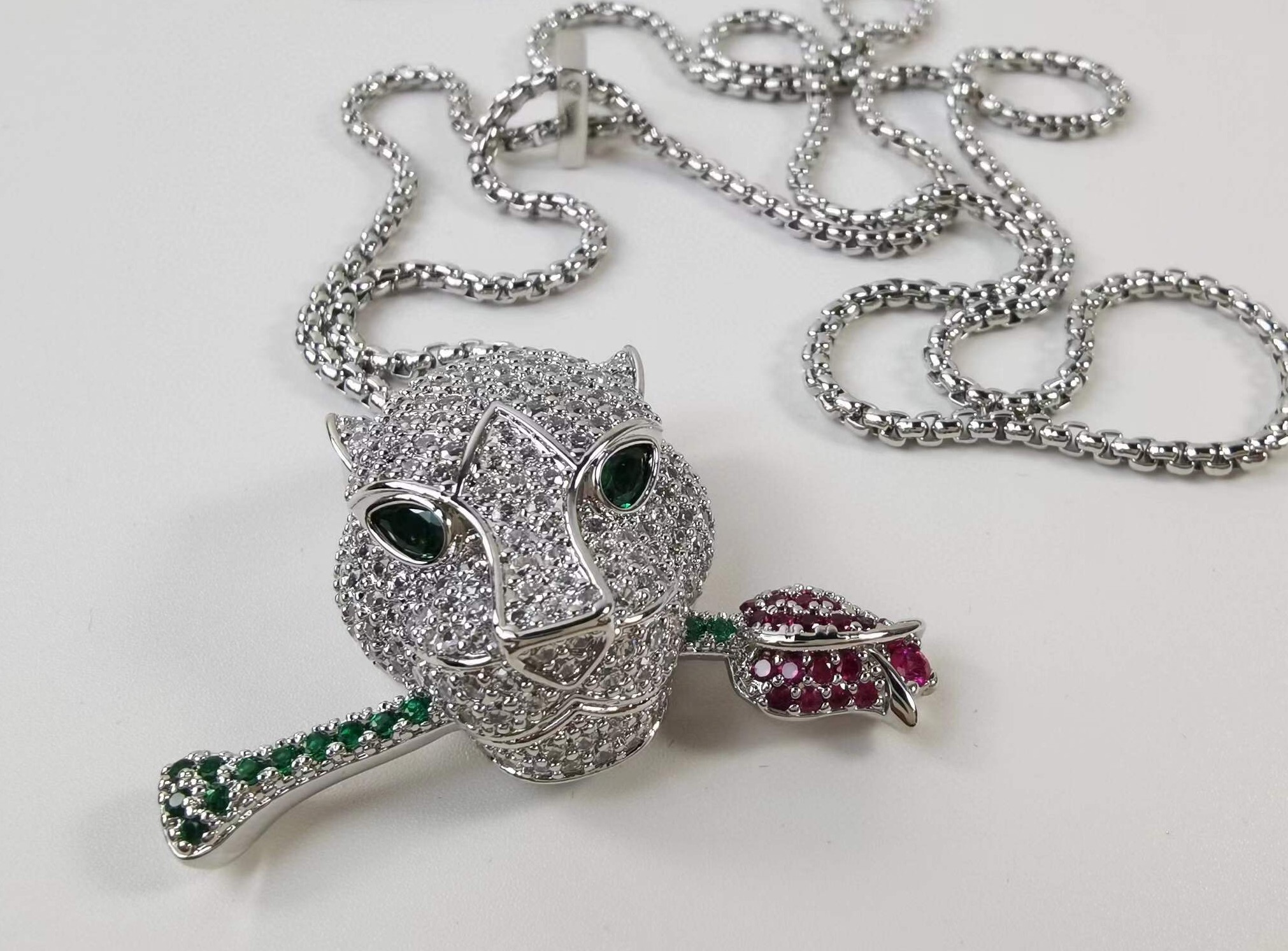Luxury Full AAA Zircon Panther Necklaces Green Eyed Leopard Head Pendant For Women Rose Flower With Animal Jewelry Panthere Choker
Luxury Full AAA Zircon Panther Necklaces Green Eyed Leopard Head Pendant For Women Rose Flower With Animal Jewelry Panthere Choker