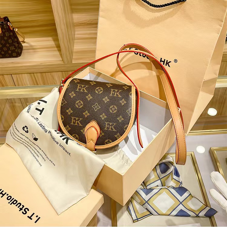 2022 top Cross Body Bag Fashion Letter Shoulder Bags Women Handbags Purse Flap Saddle Simple Hand Bag All-match Crossbody Wallet
2022 top Cross Body Bag Fashion Letter Shoulder Bags Women Handbags Purse Flap Saddle Simple Hand Bag All-match Crossbody Wallet