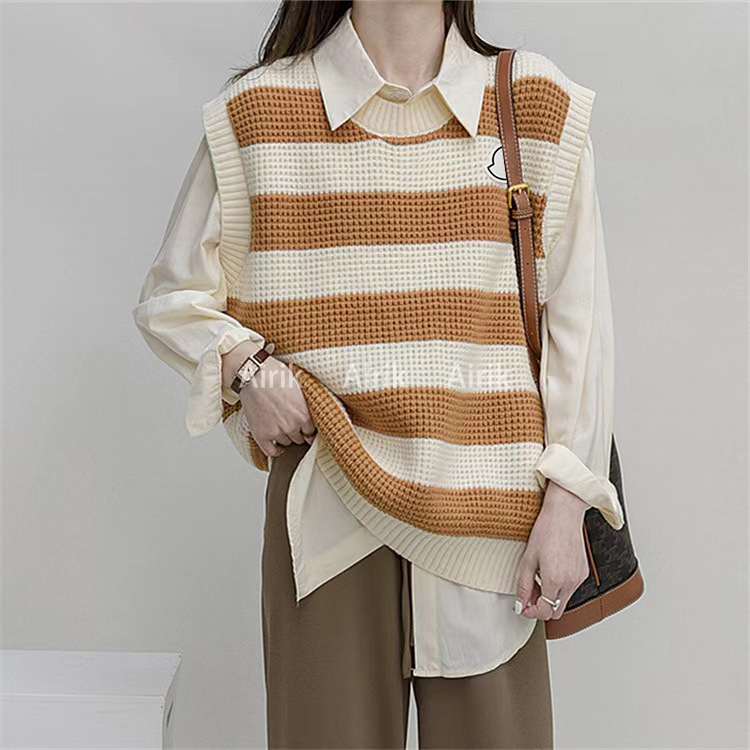 Retro contrast knitted waistcoat striped knitted waistcoat women's autumn and winter new folded sweater vest design feel loose shoulder top
Retro contrast knitted waistcoat striped knitted waistcoat women's autumn and winter new folded sweater vest design feel loose shoulder top