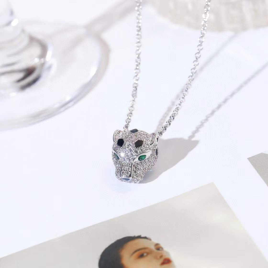 Punk Gold Plated Zircon Leopard Head Necklace Animal Green Eyes Panther Pendant Women Men Panthere Jewelry Link Chain Choker
Punk Gold Plated Zircon Leopard Head Necklace Animal Green Eyes Panther Pendant Women Men Panthere Jewelry Link Chain Choker