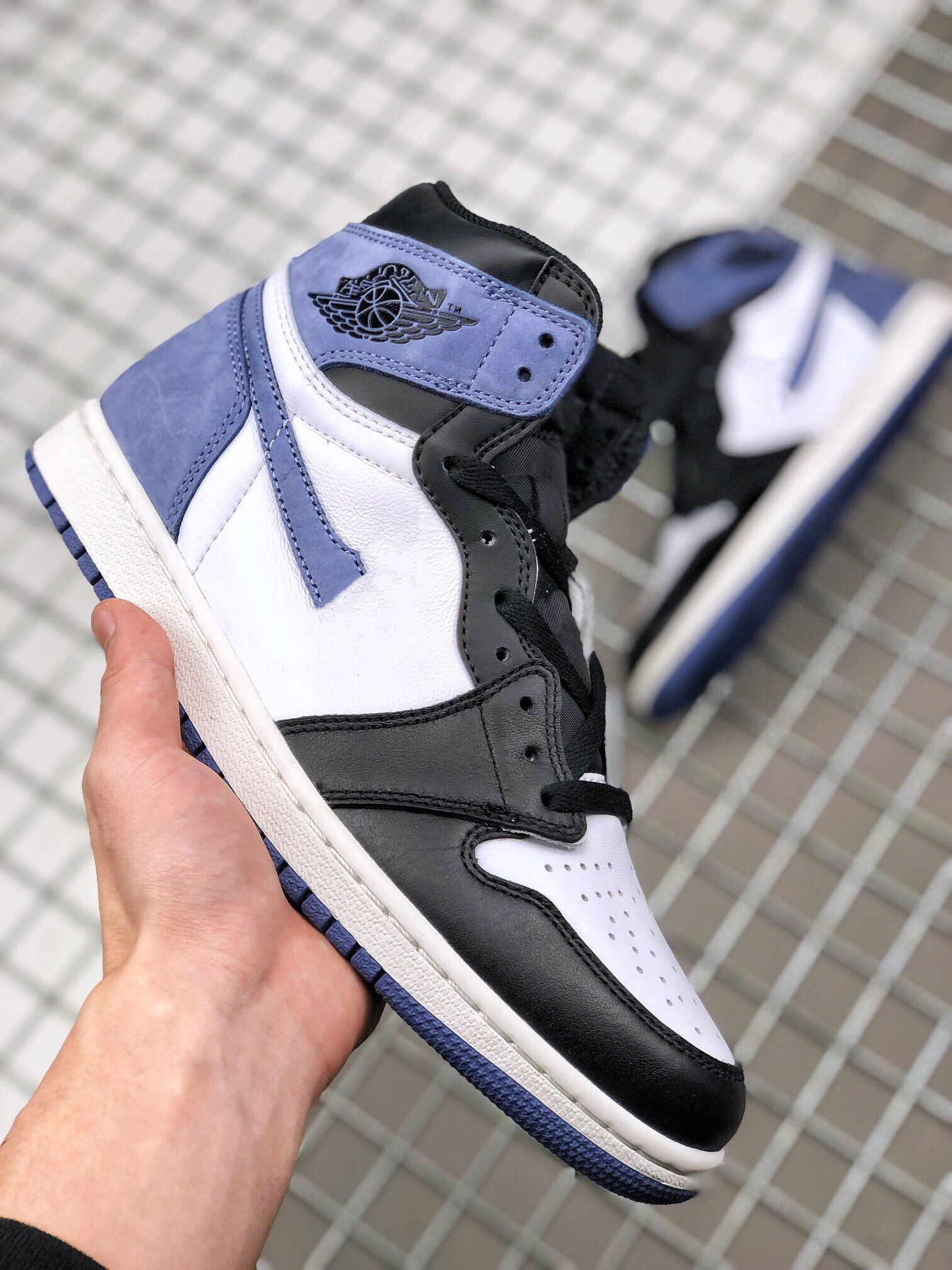 2023 Classic 1 High Basketball Shoes Jumpman 1s High Blue Moon-Black Summit White Men Women Designer Sportswear Sneakers Original Boxes Send Together
2023 Classic 1 High Basketball Shoes Jumpman 1s High Blue Moon-Black Summit White Men Women Designer Sportswear Sneakers Original Boxes Send Together