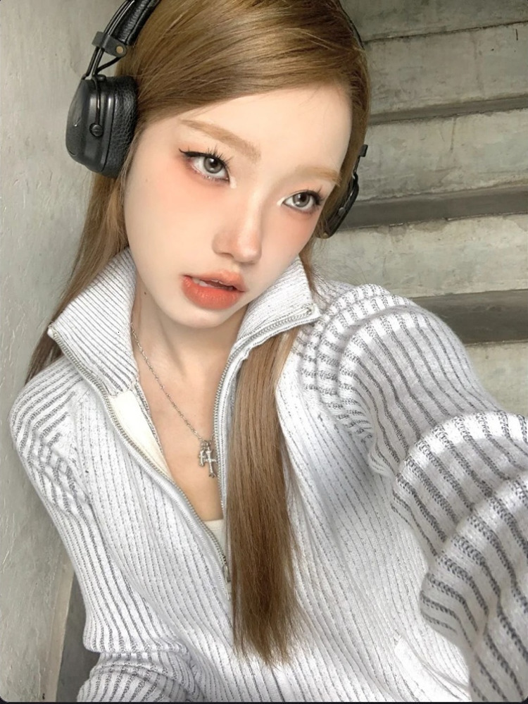 Women's Knits Tees Vintage Zip Up Cardigan Womens Coats Korean Knitted Streetwear Stand Collar Sweaters 2023 Slim All Match Striped Y2k Jackets 2