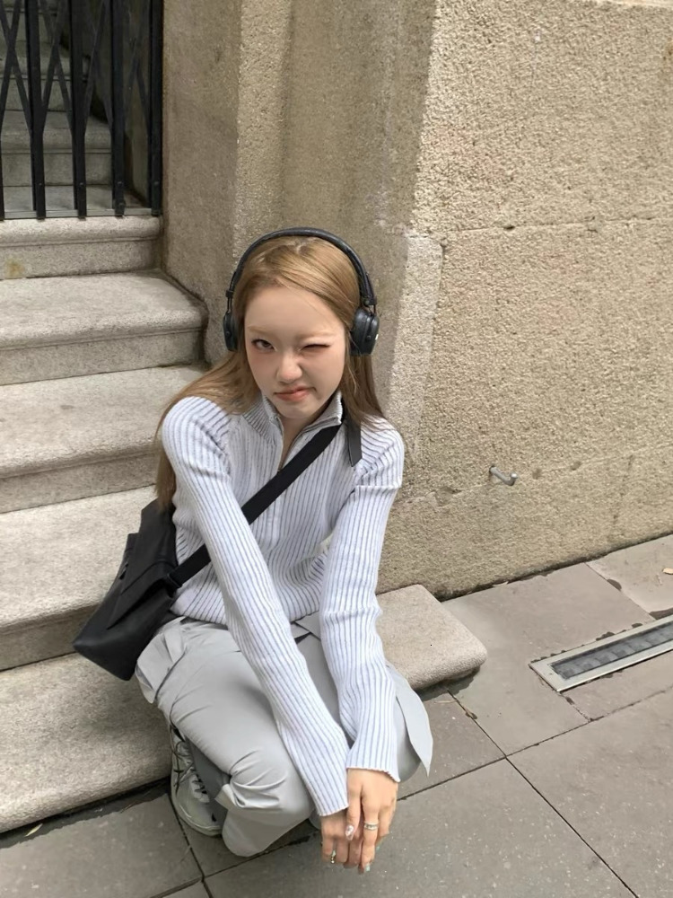 Women's Knits Tees Vintage Zip Up Cardigan Womens Coats Korean Knitted Streetwear Stand Collar Sweaters 2023 Slim All Match Striped Y2k Jackets 2