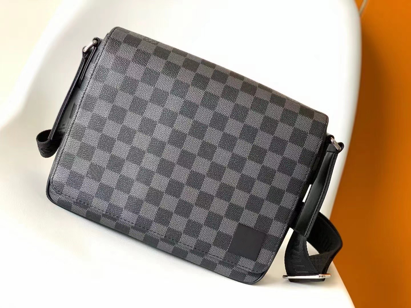 Wallets Fashion men's messenger bag checked shoulder bag N42710 m46255 district small messenger bag
Wallets Fashion men's messenger bag checked shoulder bag N42710 m46255 district small messenger bag