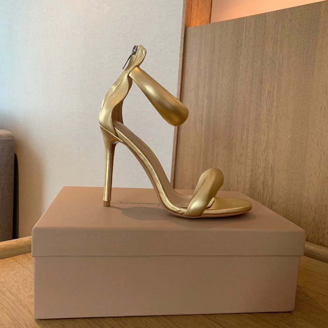 Classics Designer Heels summer Womens shoes Sandals for Women fashion sexy High heel Slides Beach wedding dress lady Sandal Alphabet 100% cowhide with box
Classics Designer Heels summer Womens shoes Sandals for Women fashion sexy High heel Slides Beach wedding dress lady Sandal Alphabet 100% cowhide with box