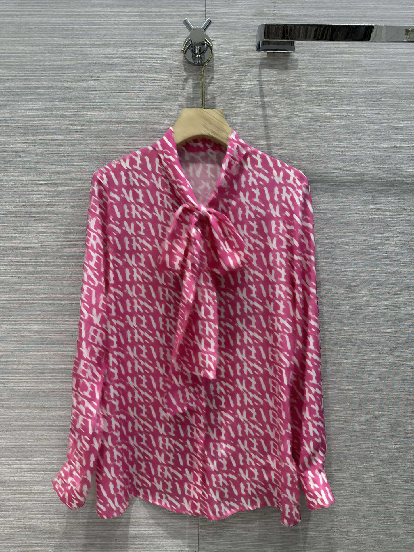 Womens Blouse Shirts Brand Logo Printed Bow Lacing Stand-up Collar Designer Shirt Medusa Metal Cufflinks Thin Style Long Sleeves Tops Blouses For Women Fashion
Womens Blouse Shirts Brand Logo Printed Bow Lacing Stand-up Collar Designer Shirt Medusa Metal Cufflinks Thin Style Long Sleeves Tops Blouses For Women Fashion