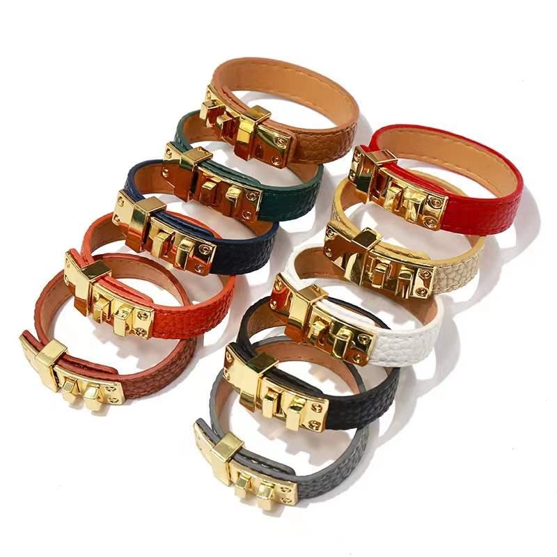 Luxury Designer Jewelry Women Leather Bracelet with Heart Lock Hardware Charm PU Bracelets Four Leaf Flower Pattern Gold Bag Pendant Hanging no box