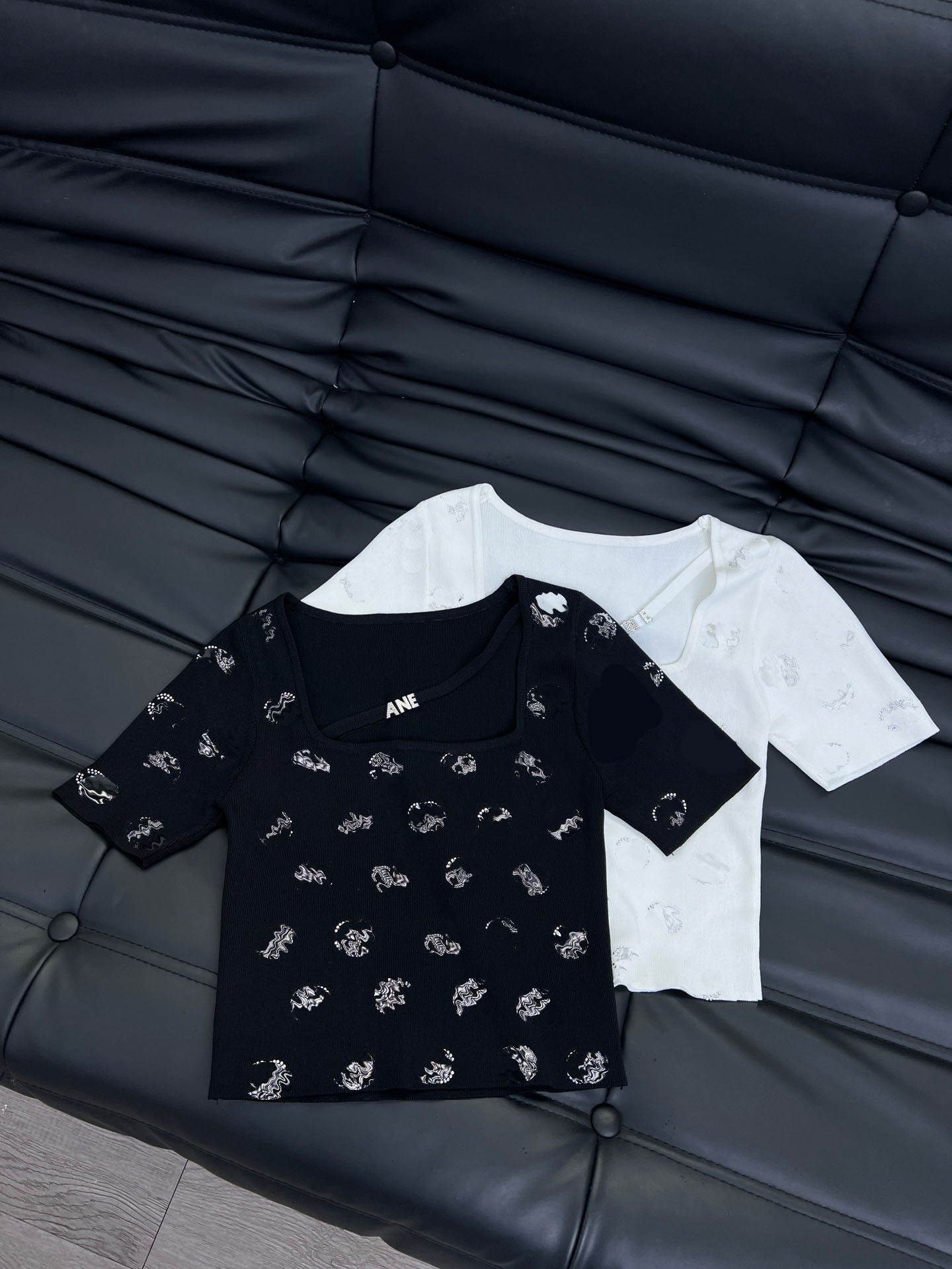 2023 Luxury Women' T-Shirt Designer Women' Sweaters Sequin Ladies Knitted Pullover Tops Short Sleeve Casual Street Wear Women Sweater Female, Black
2023 Luxury Women' T-Shirt Designer Women' Sweaters Sequin Ladies Knitted Pullover Tops Short Sleeve Casual Street Wear Women Sweater Female, Black