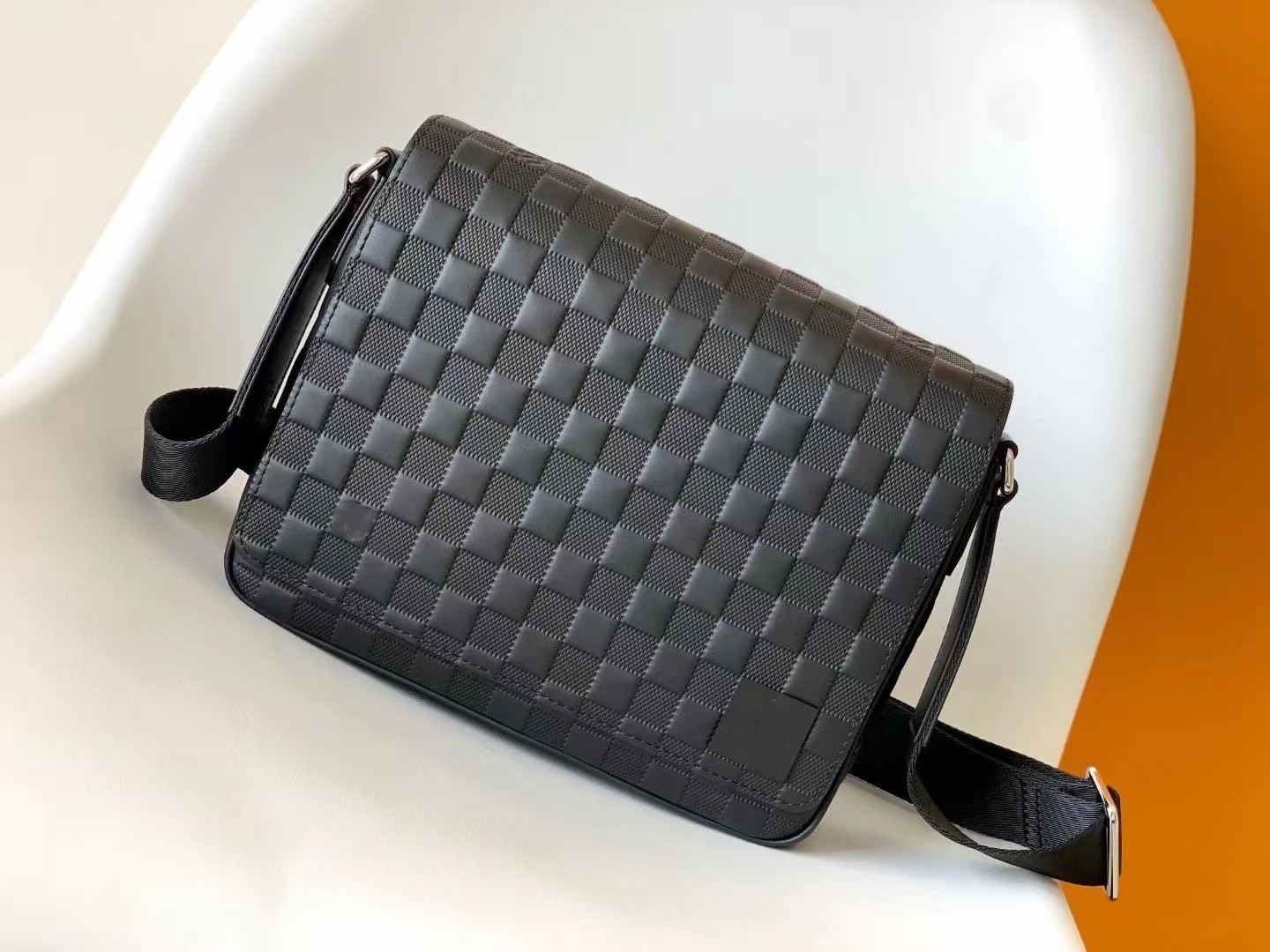 Wallets Fashion Men's Crossbody Bag Cowhide Plaid Embossed Shoulder Bag N42711 District Small Postman Bag
Wallets Fashion Men's Crossbody Bag Cowhide Plaid Embossed Shoulder Bag N42711 District Small Postman Bag